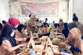 Pemkab Situbondo latih pemuda melinting rokok perkuat industri lokal