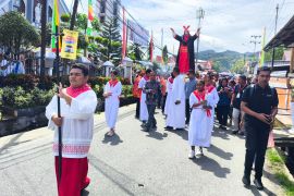 Pemkot Ambon perkuat nilai damai dan toleransi lewat perarakan arca kristus raja