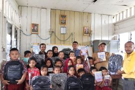 PT Bumi Andalas Permai serahkan perlengkapan sekolah siswa SD di desa binaan Kabupaten OKI