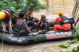 Banjir di Sumbar, 12 warga Agam terjebak banjir