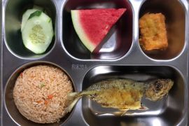 SPPG Bandarsyah Natuna gunakan ikan utuh di menu MBG