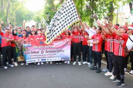 5.000 guru jalan sehat bersama di Denpasar rayakan HGN 2025