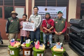 PT Smelting salurkan paket kebersihan ke warga terdampak erupsi Semeru