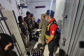 Satpol PP Damkar Agam amankan 39 botol miras-tujuh liter tuak