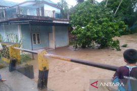 Bambu tumbang sumbat sungai, SDN 124 Binanga dan dua rumah warga terendam