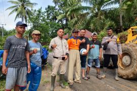 PT BSS kerahkan alat berat bersihkan longsor di Manggopoh, Agam