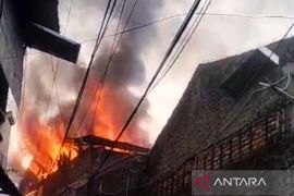 Gudang kardus di Ciracas Jaktim terbakar