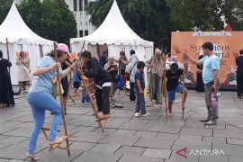 Hari Angklung Sedunia, Kampung Dolanan tawarkan egrang di Kota Tua