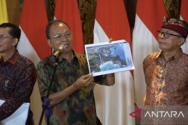 Bali Governor halts glass elevator construction at Kelingking Beach