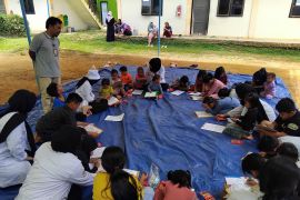 Anak-anak Batin Sembilan dapat sentuhan edukasi calon dokter