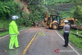 Akses jalan di Kabupaten Solok sudah bisa dilewati usai longsor