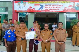 Wabup Pesisir Selatan Risnaldi serahkan penghargaan pada Kontingen Kwarcab 0301 Pesisir Selatan