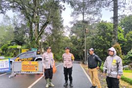 Polisi tutup jalur akses Batu-Mojokerto via Cangar akibat longsor