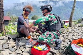 Prajurit TNI melayani kesehatan dari rumah ke rumah warga Pruleme di Puncak Jaya