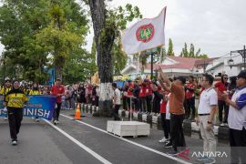 Bupati HST lepas guru-guru jalan santai HUT ke-80 PGRI