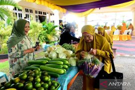 Wagub Gorontalo bagikan cenderamata pangan lokal pada HUT pernikahan