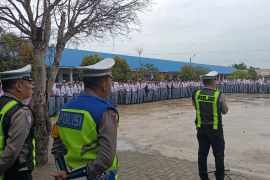 Polisi edukasi keselamatan berlalu lintas rangkaian Operasi Zebra Toba