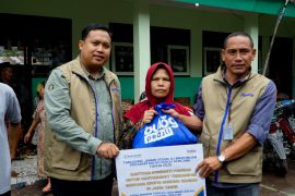 Bulog menyalurkan 200 paket bantuan bagi warga terdampak erupsi Semeru