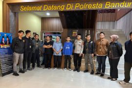 Pemkab Bandung memfasilitasi kepulangan warga dari Kamboja bersama polisi