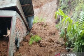 Dua rumah di Tapanuli Selatan porakporanda dihantam longsor