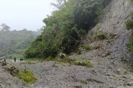 Jalan provinsi penghubung Padang dan Bukittinggi tertimbun longsor