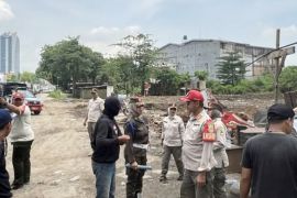 Satpol PP bongkar bangunan liar di sepanjang akses ke Gerbang Tol Karawang Barat