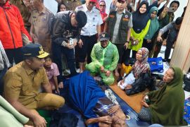 Dinsos Sumbar salurkan bantuan Rp124 juta kepada penyintas banjir