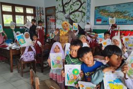 Anak-anak terdampak APG Semeru di Desa Supiturang mulai masuk sekolah