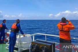 Indonesian SAR teams search for 11 crew of sunken fishing boat