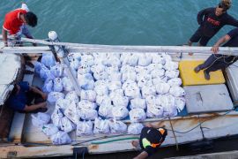 PT Timah menyalurkan bantuan sembako kepada korban rob Pulau Panjang