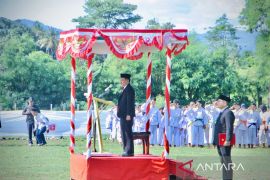 Wabup Dompu ajak masyarakat hargai jerih payah guru