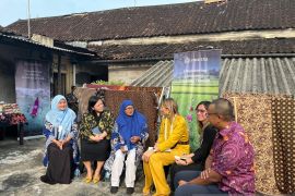 Ratu Maxima dialog soal keuangan dengan pembatik  Solo