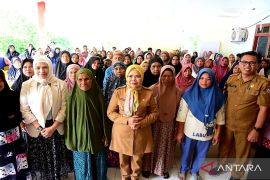 Wagub salurkan bantuan rawan pangan di Kota Gorontalo