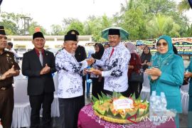 Upacara HGN 2025 diguyur hujan, PGRI Ranto Baek boyong piala bergilir Bupati Madina