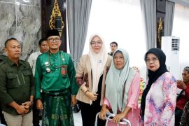 Ketua TP-PKK Batang Hari salurkan bantuan sosial dari central budi Palembang