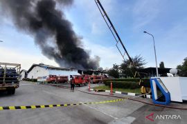 Damkar Bekasi padamkan api hanguskan bangunan gudang produksi tekstil