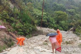Longsor Sipirok putuskan akses jalan nasional Padangsidimpuan--Medan