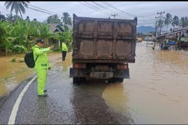 Jalan nasional terdampak banjir di Pasaman Barat sudah bisa dilalui kendaraan (Video)