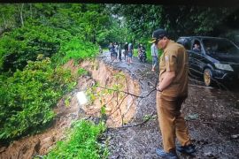 Tinjau jalan terban, Sekda Pasaman Barat: Perlu adanya pembatasan kapasitas kendaraan lewati jalan polongan 6 Talamau