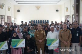 Pemkab Bangka Tengah serahkan 120 kartu BPJS Program Jaket UMKM