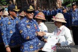 Bupati Tabanan serahkan SK PPPK dan penghargaan untuk ASN