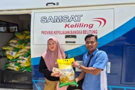 Pemprov Babel bagikan beras gratis kepada warga taat pajak
