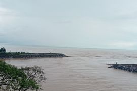 Cuaca ekstreme bikin laut Pantai Padang "terbelah" dua warna