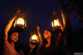 Teaterikal memperingati hari menanam pohon di Malang