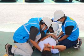 PLN UP3 Ambon - PMI Simulasi  penanganan gempa dan Pelatihan P3K