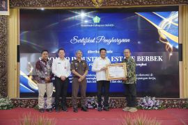 Dukung  ekonomi daerah, SIER raih penghargaan Bupati Sidoarjo