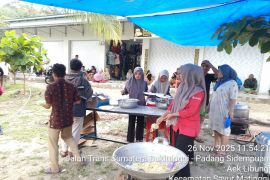 Wisata Aek Sijornih buka dapur umum untuk pengguna jalan terjebak banjir di Tapsel