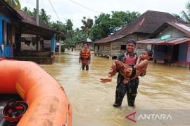 TNI AL evakuasi korban banjir di wilayah Sumbar