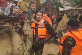 Koramil 01/BT Bantu evakuasi warga terdampak banjir di Batangtoru