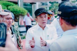 Ratusan aparat tertibkan bangunan liar di Karawang Barat